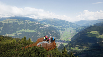 Aussichtsplattorm am Ahorn Mayrhofen mit Blick über das Zillertal